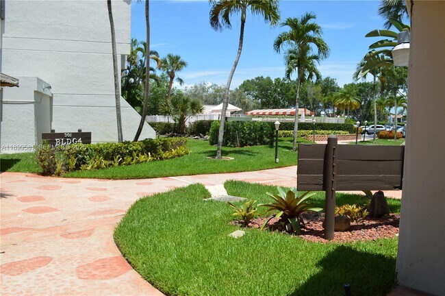 Building Photo - 303 Racquet Club Rd