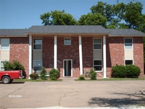 Building Photo - 605 N Betty Jo Dr
