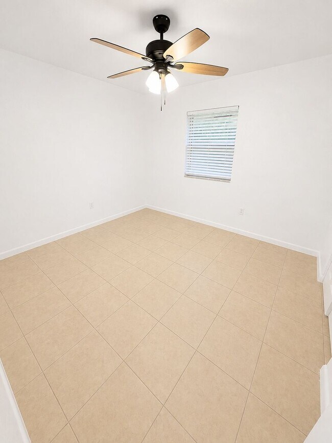 Building Photo - 1712 NE 71st Pl