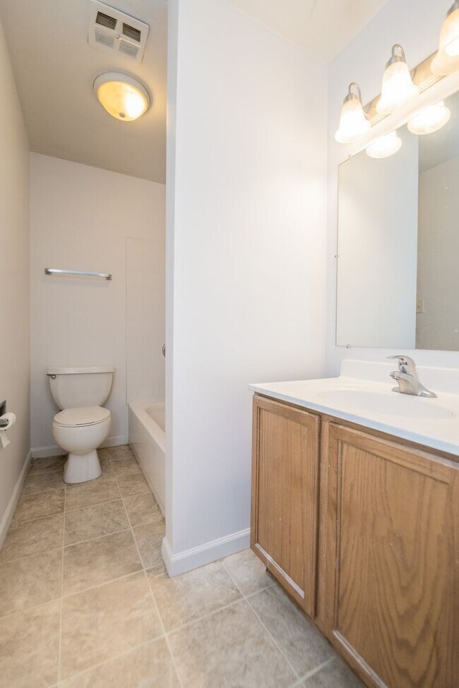 Building Photo - 2 bed, 1 bath Duplex in Portage