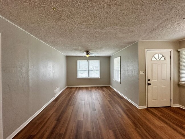 Building Photo - Wascher  Duplex