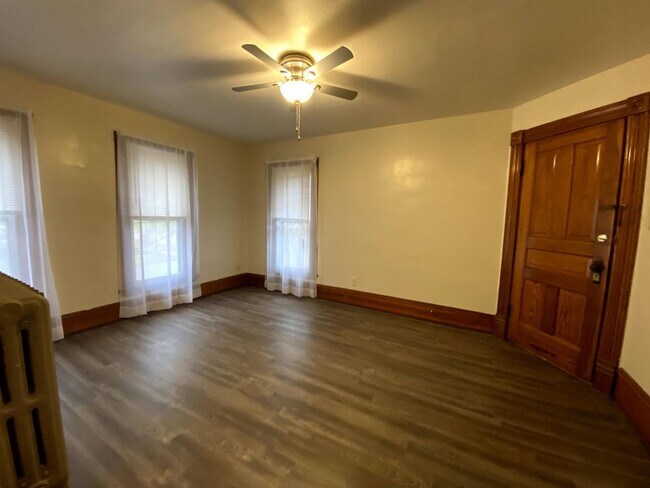 Building Photo - 701 3rd Avenue NE Independence Apt C