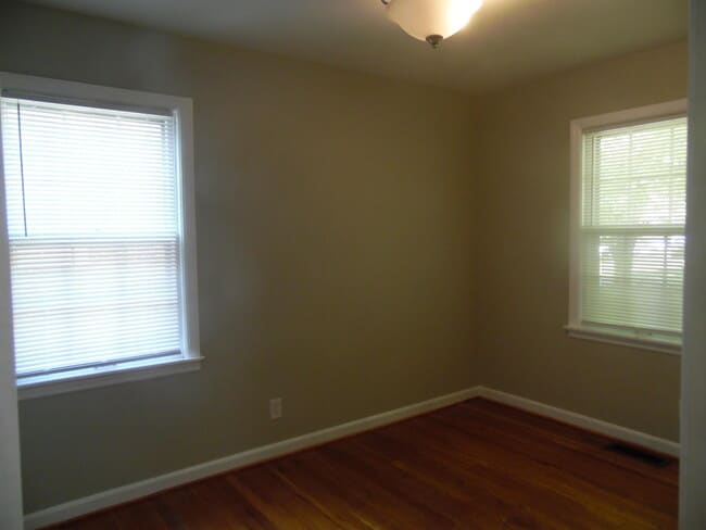 Building Photo - 2492 Southview Dr