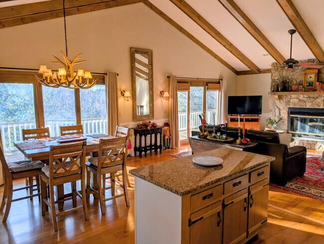 Building Photo - 842 Saddle Back Cir