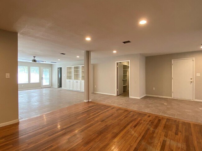 Building Photo - 3909 Ascot Ln