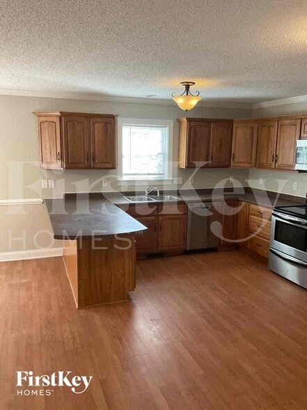 Building Photo - 811 Willow Ln