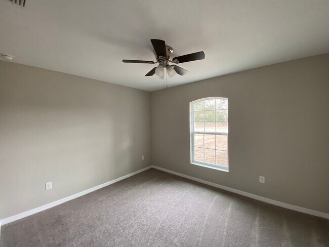 Building Photo - Desirable SW Ocala Neighborhood 3/2/2 *WON'T LAST*