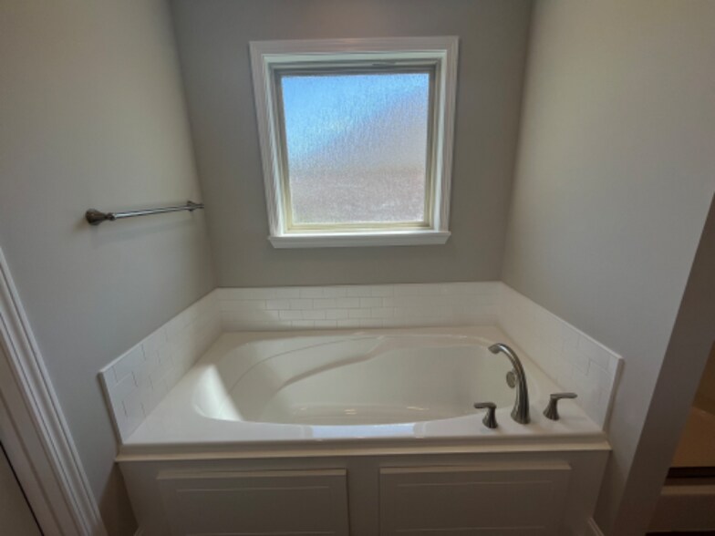 Building Photo - 492 Silver Hill Dr