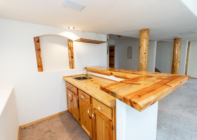 Building Photo - *COMING SOON* 5 Bedroom Broadmoor Beauty A...