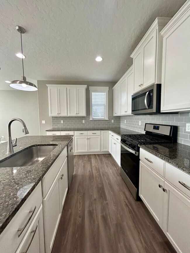 Building Photo - Luxury 3 Bedroom, 2 Bath Home with Granite Kitchen & Fenced Yard