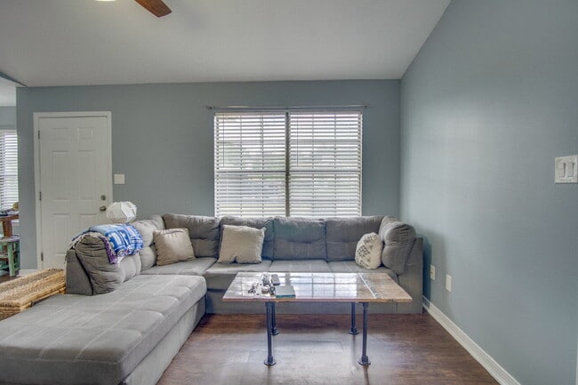Building Photo - Updated 3BD/2BA Home on Quiet Cul-de-Sac w...