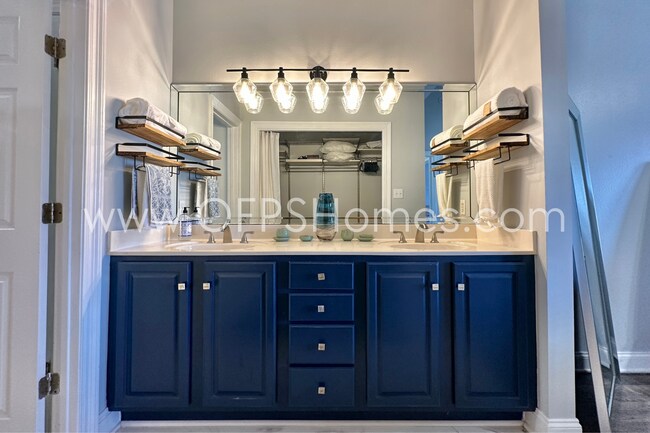 Building Photo - 3/3 DESTIN CONDO... Minutes from the beach!!