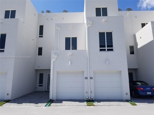Building Photo - 10305 NW 63rd Terrace