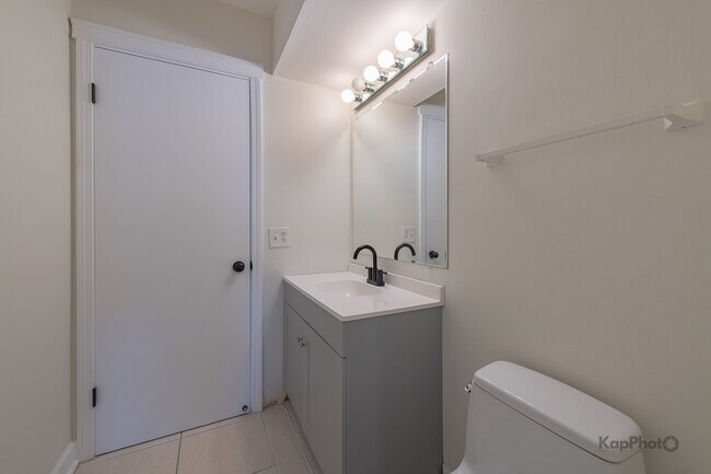 Building Photo - 102 N Waterford Dr