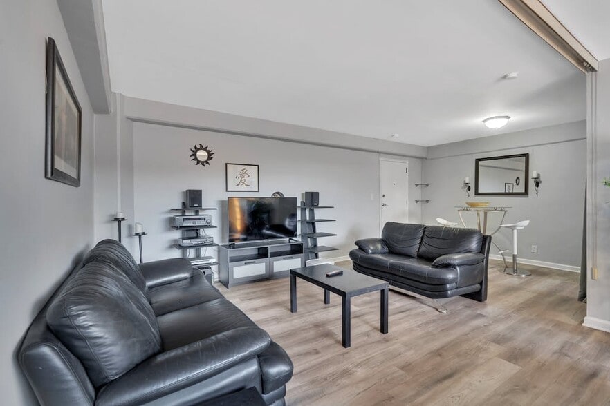 Living Room - 8800 Boulevard East