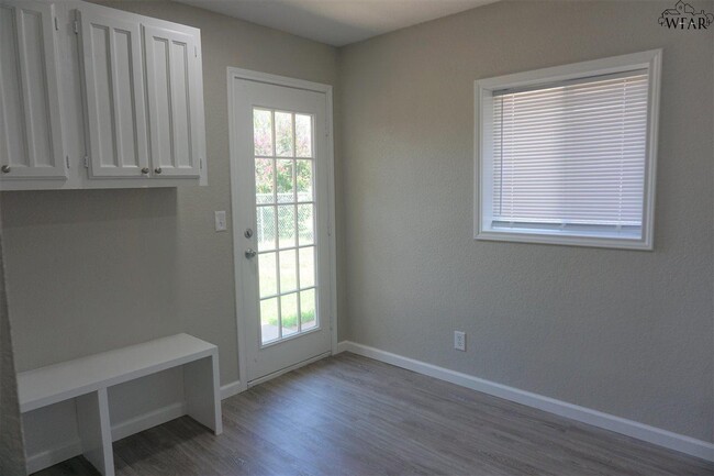Building Photo - 1112 Lisa Ln