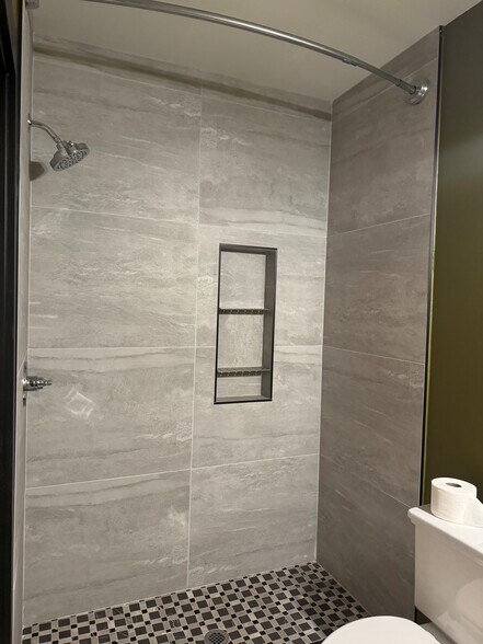 Building Photo - 319 W 9th St