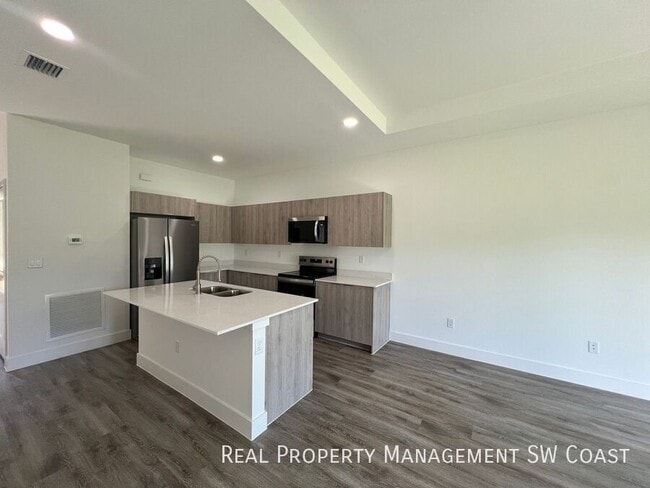 Building Photo - 1263 Hillcrest St E