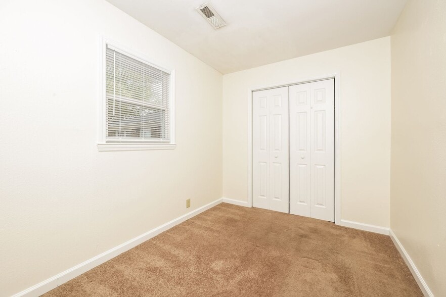 Building Photo - 702 Couch St