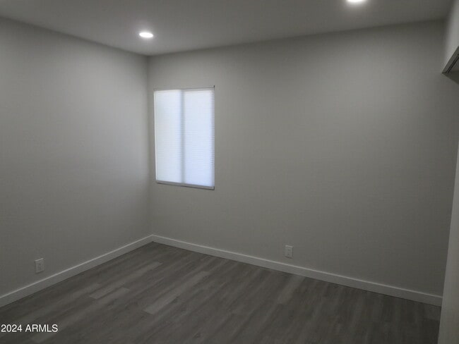 Building Photo - 1450 E Bethany Home Rd