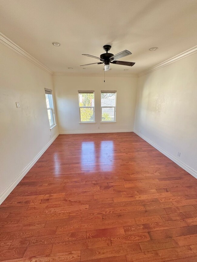 Building Photo - MUST SEE!!!!!