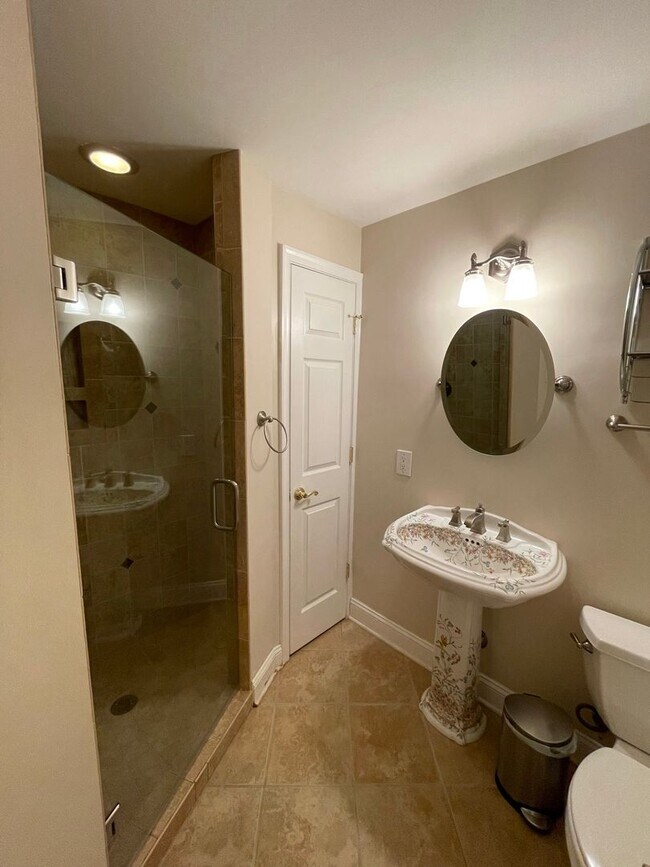 Building Photo - Charming 2 Bedroom/3.5 Bathroom Townhome i...