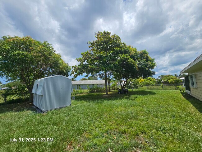 Building Photo - 329 NE Cullman Ct