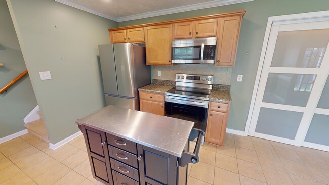 Building Photo - $300 OFF First Month's Rent! 3 Bedroom Ran...