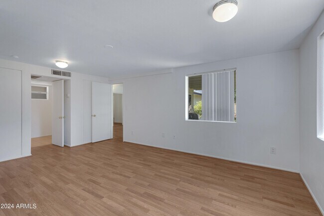 Building Photo - 335 E Solana Dr