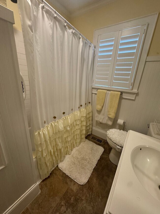 Building Photo - Knoxville 37917 - 2 bedroom, 1 bath - call Lisa Vineyard 865-216-9334
