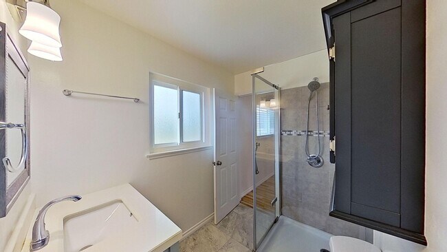 Building Photo - Spacious 4 Bedroom/2 Bathroom home plus Of...