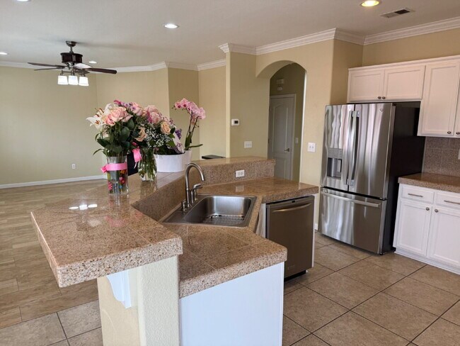 Building Photo - Gorgeous 5 Bedroom, 3 Bathroom Home With a Pool in perfect Tracy Location