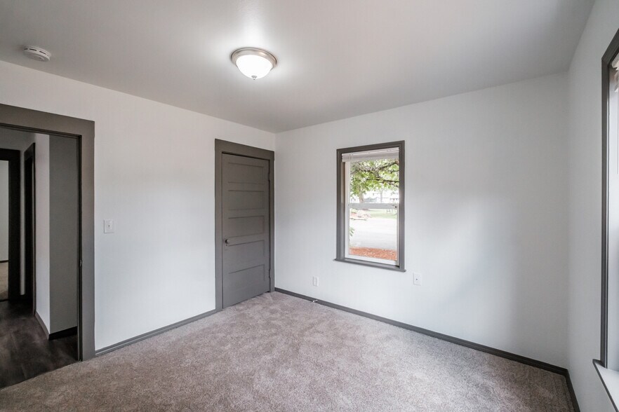 Building Photo - 147 NE Elm St