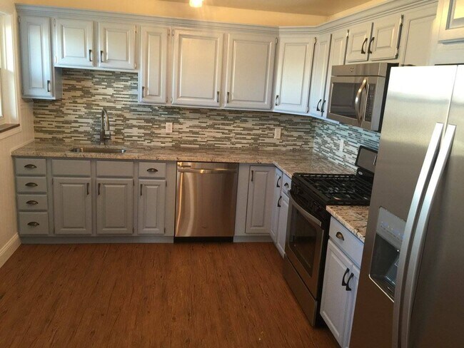 Building Photo - Beautiful South Side Renovation -- Convenience of the flats, peace and quiet of a dead end street!