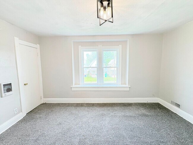 Building Photo - 716 Clark St