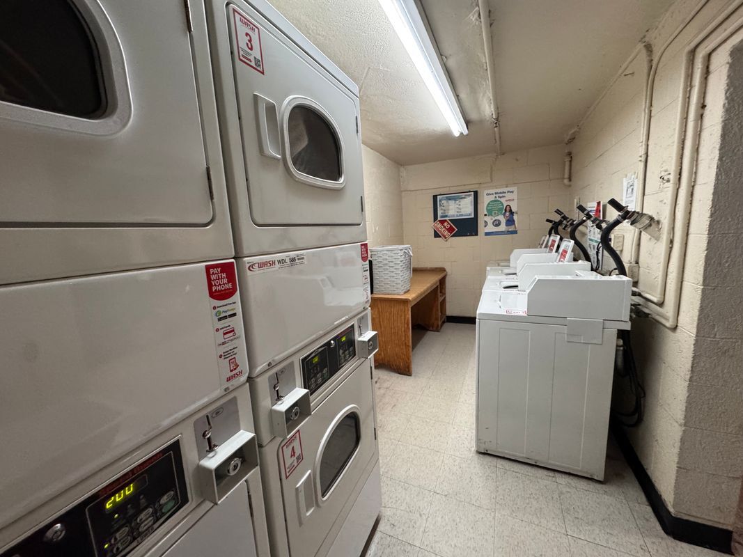 Building Photo - 8550 Holloway Dr