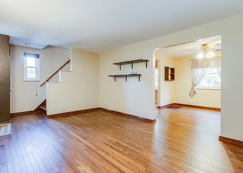 Cozy living room area - 133 Hamburg St