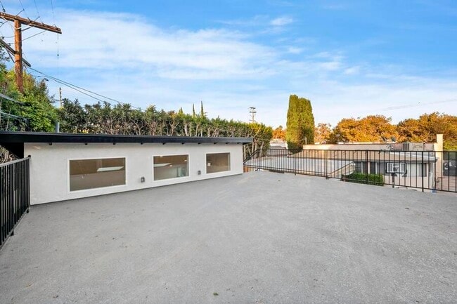 Building Photo - 739 N Formosa Ave