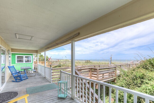 Building Photo - VINTAGE BEACHFRONT COTTAGE PERFECT FOR COZ...