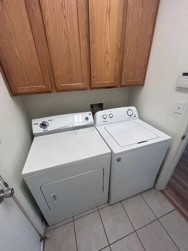 Building Photo - 3 bedroom 2 bath in Lemoore with SOLAR!
