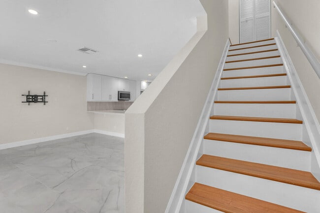 Building Photo - 16207 Sierra Palms Dr