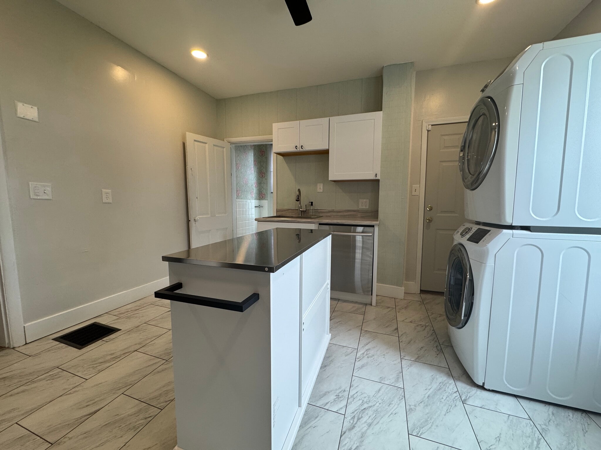 Building Photo - 121 Chicago Ave