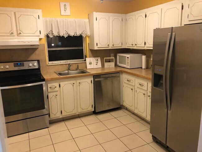 Building Photo - 421 SW Natura Ave