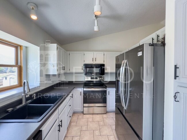 Building Photo - 4030 Meadowdale Pl