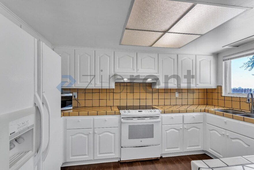 Building Photo - Unit