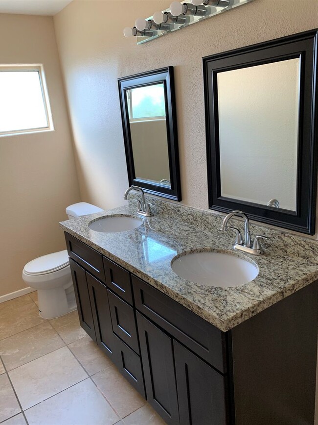 Building Photo - Clean 3 Bedroom 2 Bath