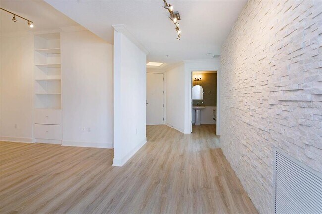 Building Photo - 100 S Eola Dr