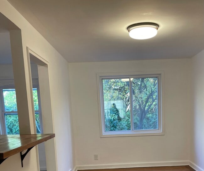 Building Photo - 525 E 35th St