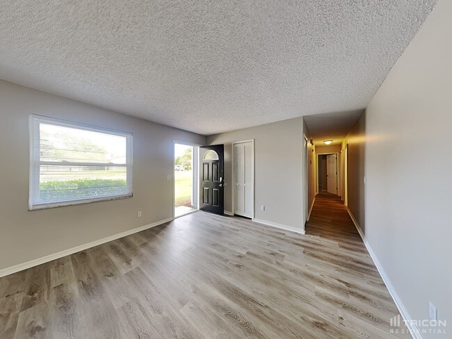 Building Photo - 2731 Greenwood Ln W