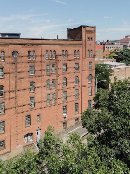 Building Photo - 155 S River St